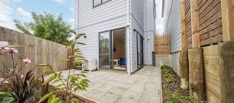 West Harbour Escape Contemporary 4-Bedroom Unit B