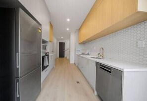 Refrigerador, microondas, horno y lavavajillas 