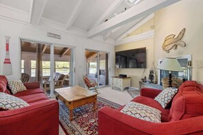 Televisión, chimenea, oficina