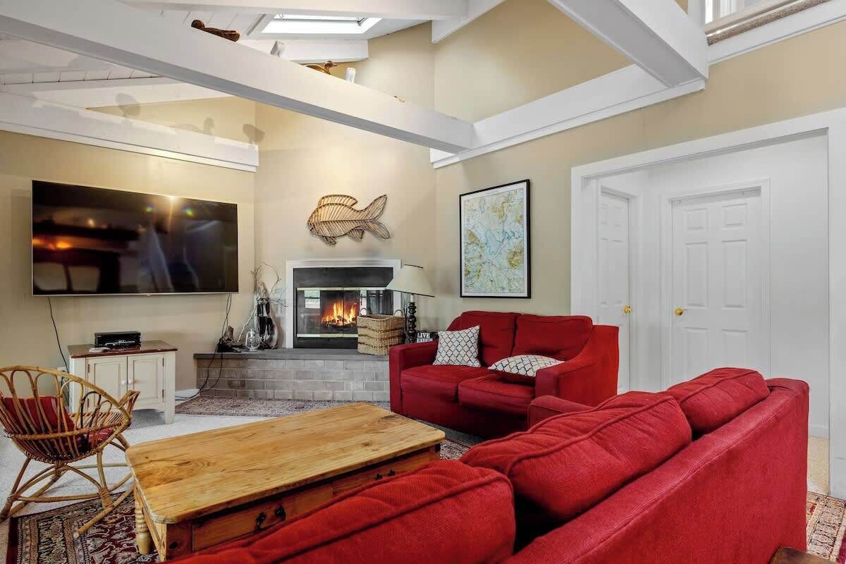 TV, fireplace, offices