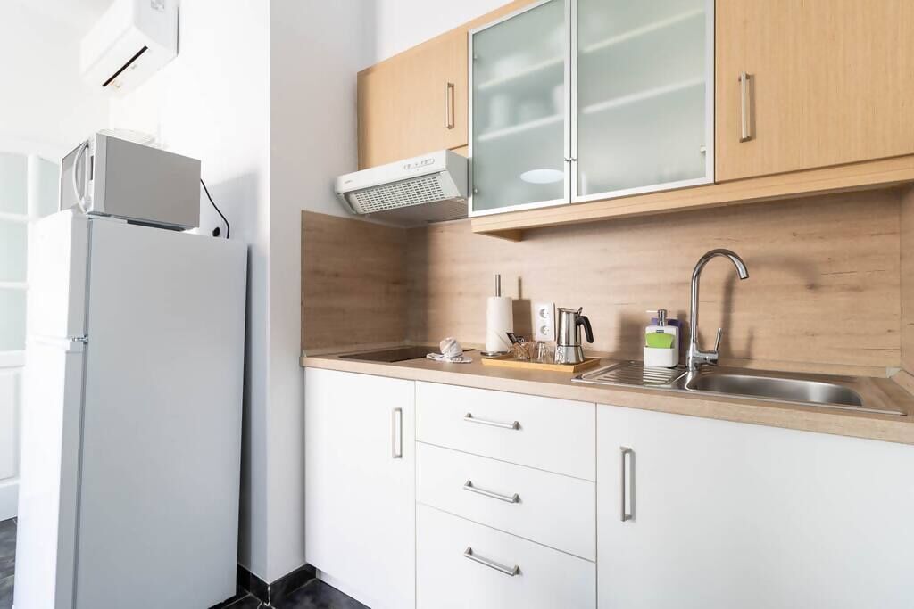 Réfrigérateur, micro-ondes, plaque de cuisson, grille-pain