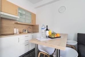 Frigorífic, microones, placa de cuina i torradora 