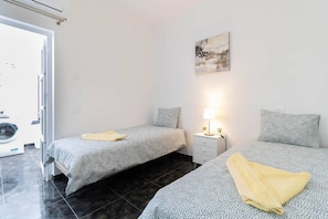 2 habitaciones, tabla de planchar con plancha y cuna de viaje