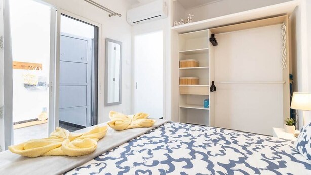 Une chambre à coucher avec un lit, une armoire et une fenêtre.