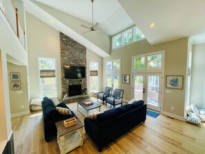 Smart-tv, eldstad och ett bordtennisbord