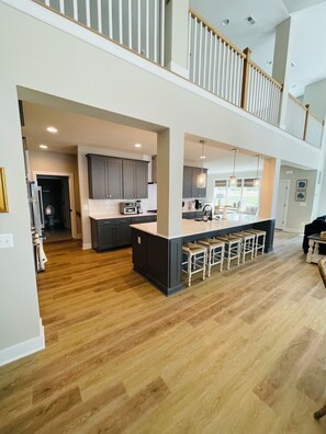 Kylskåp, mikrovågsugn, ugn och spishäll