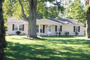 Exterior - Charming 3-bedroom Ranch Home in Grand Rapids - Perfect for Family Getaways! (Grand Rapids)