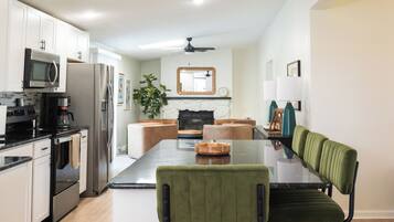 Frigorífico, microondas, horno y placa de cocina