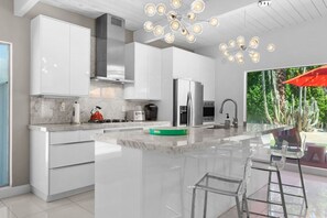 Réfrigérateur, micro-ondes, four, lave-vaisselle