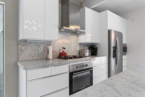 Réfrigérateur, micro-ondes, four, lave-vaisselle