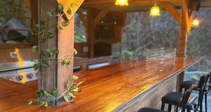 Private Romantic Woodland Getaway- with sauna, hot tub, fire pits, and more.