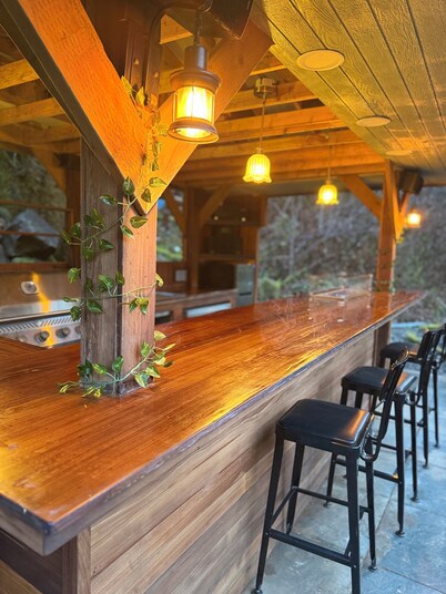 Private Romantic Woodland Getaway- with sauna, hot tub, fire pits, and more.