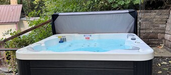 Private Romantic Woodland Getaway- with sauna, hot tub, fire pits, and more.