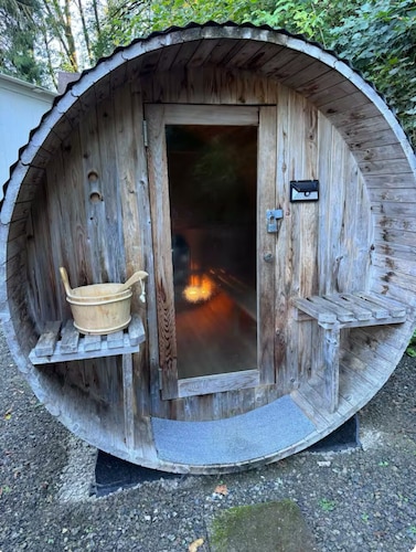 Private Romantic Woodland Getaway- with sauna, hot tub, fire pits, and more.