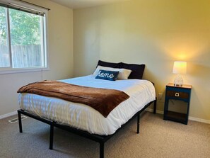 2 عدّة غرف نوم ومكتب ومكواة/لوح كي وسرير سفر