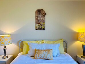 2 habitaciones, escritorio y tabla de planchar con plancha 