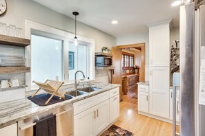 Fridge, microwave, stovetop, dishwasher - 5 Mi to Mall of America: South Minneapolis Home (Minneapolis)