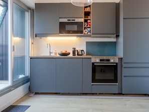 Kühlschrank, Mikrowelle, Ofen, Geschirrspüler