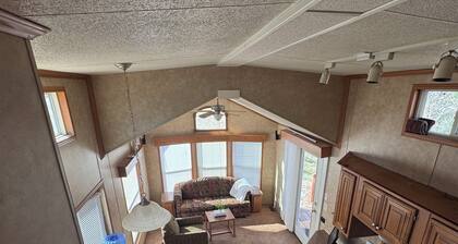 Charming park model cabin with access to beautiful Lake Sakakawea