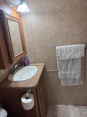 Towels, soap, toilet paper - Charming park model cabin with access to beautiful Lake Sakakawea (Watford City)
