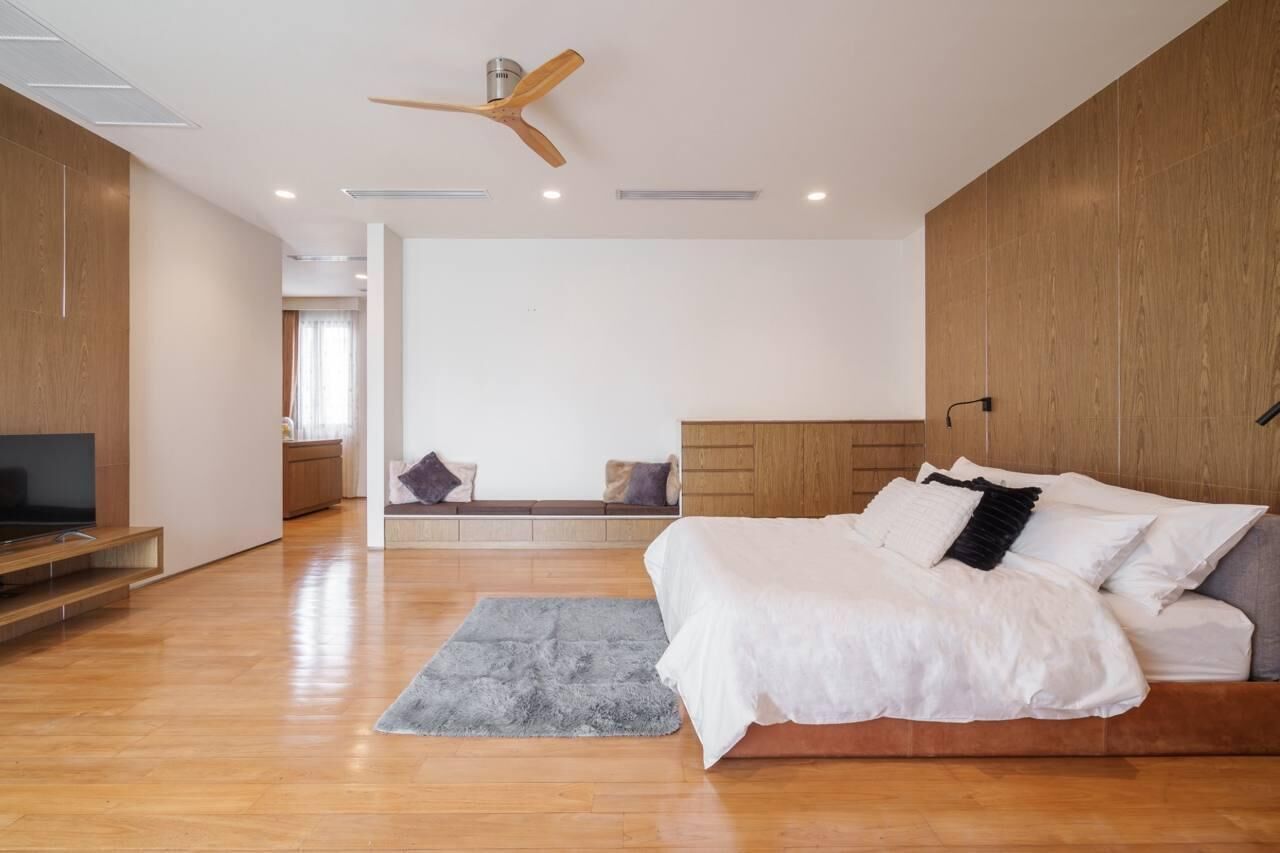 6 bedrooms, iron/ironing board, WiFi, bed sheets