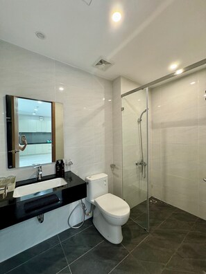 Douche, sèche-cheveux, chaussons, serviettes fournies