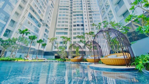 Outdoor pool, pool umbrellas, sun loungers