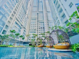 Una piscina al aire libre, sombrillas, tumbonas