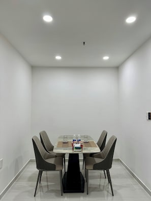 Deluxe Apartment, Balcony, City View | Dining room