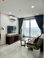 Apartamento Deluxe, balcón, vistas a la ciudad | Escritorio, espacio para trabajar con un portátil, cortinas opacas