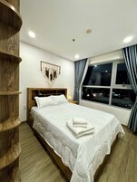 Apartamento Deluxe, balcón, vistas a la ciudad | Escritorio, espacio para trabajar con un portátil, cortinas opacas