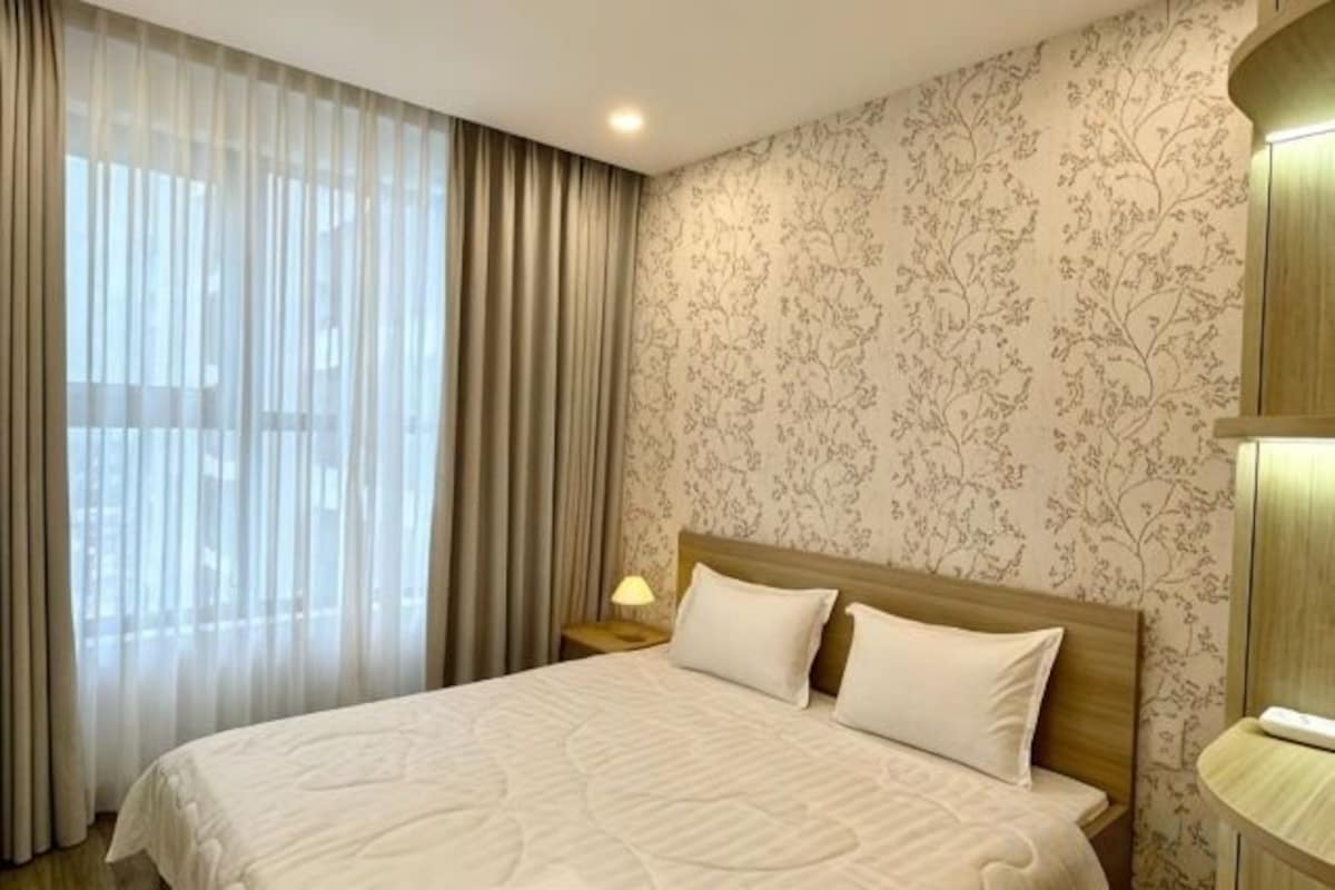 Escritorio, espacio para trabajar con un portátil, cortinas opacas