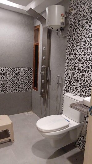 Habitación presidencial | Baño | Ducha, toallas, jabón y champú