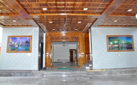 Innenbereich. Jaithri Hotel and Event Center