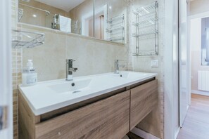 Douche, sĂšche-cheveux, serviettes fournies