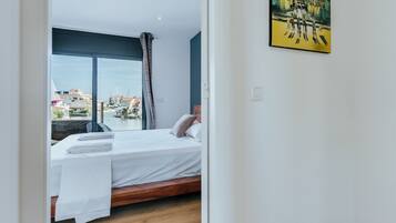 3 slaapkamers, een strijkplank/strijkijzer, gratis wifi, beddengoed