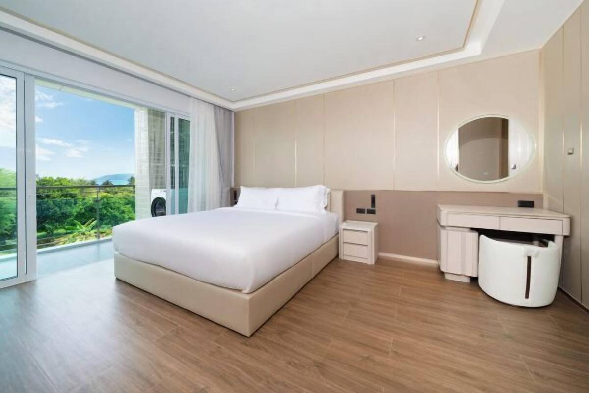 2 bedrooms, premium bedding, desk, soundproofing