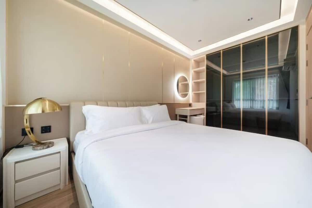 2 bedrooms, premium bedding, desk, soundproofing
