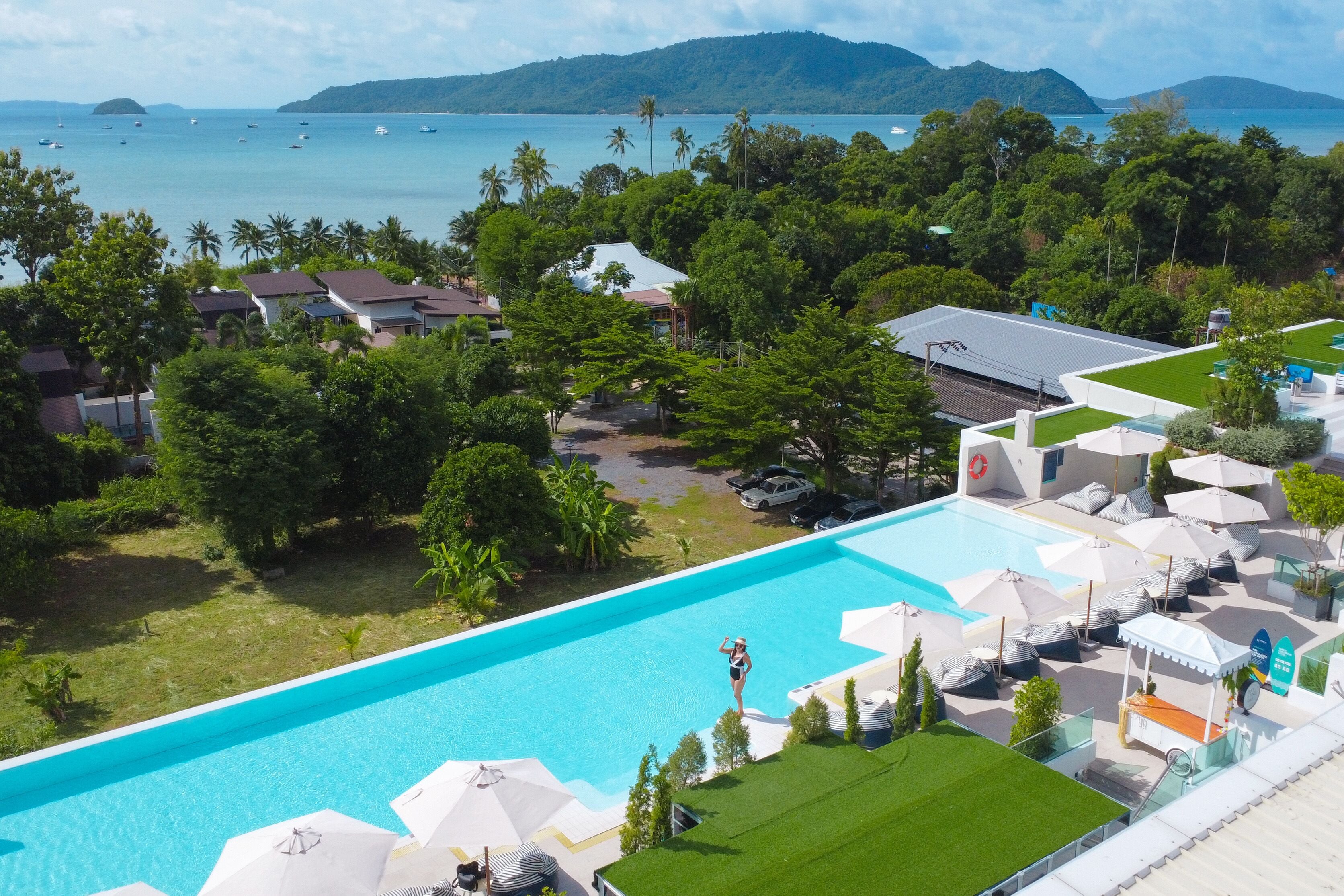 สระว่ายน้ำกลางแจ้ง