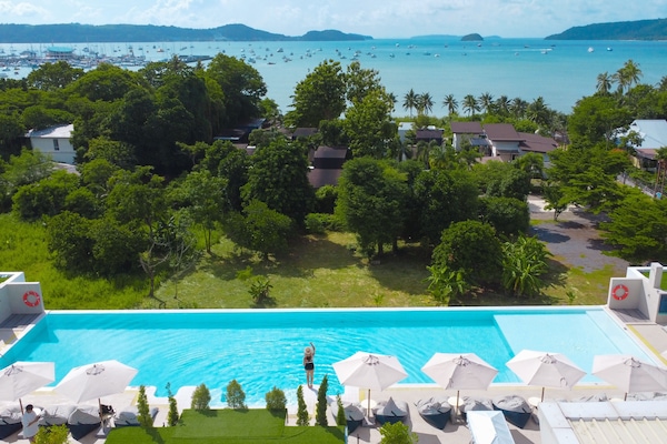 Hồ bơi ngoài trời