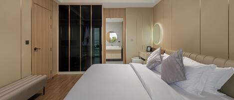 Une chambre à coucher moderne avec un grand lit, une table de chevet, un miroir et un dressing.