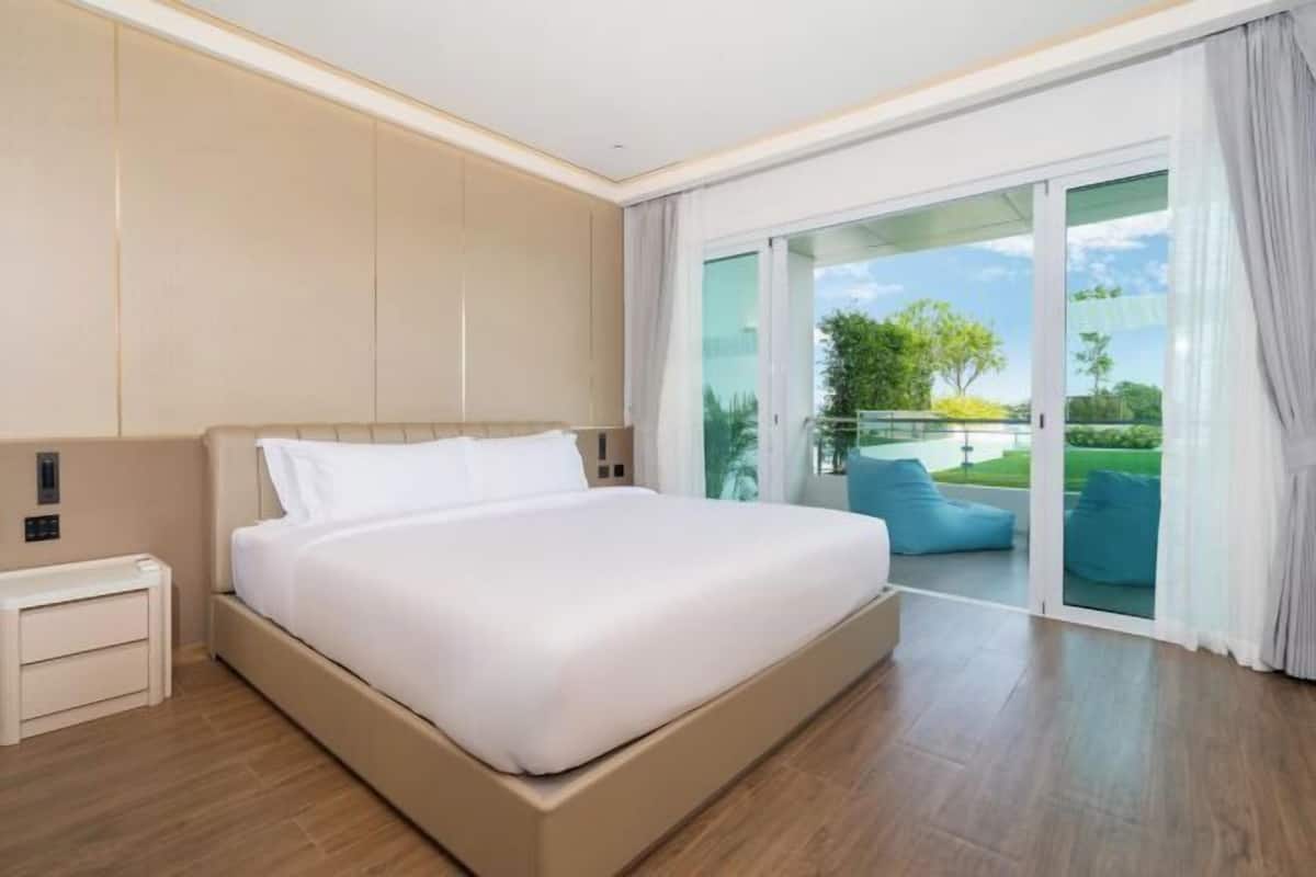 2 bedrooms, premium bedding, desk, soundproofing