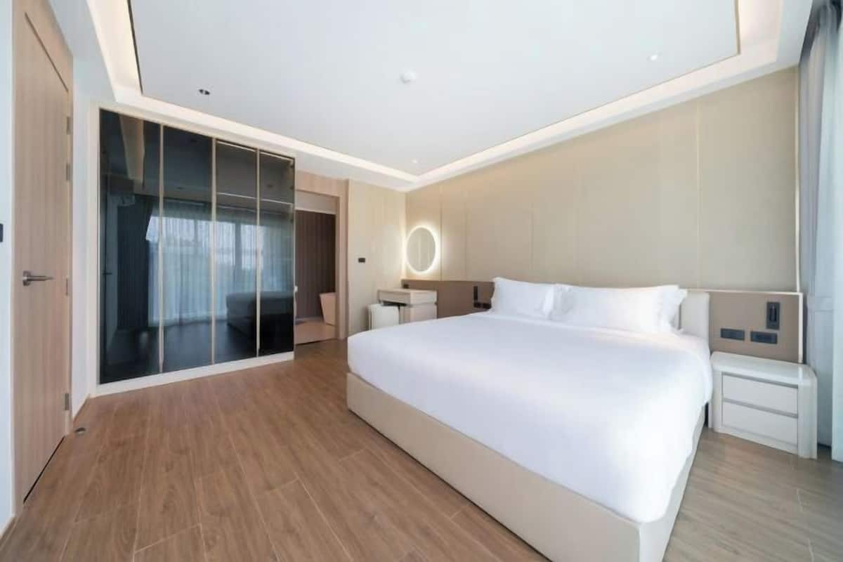 2 bedrooms, premium bedding, desk, soundproofing