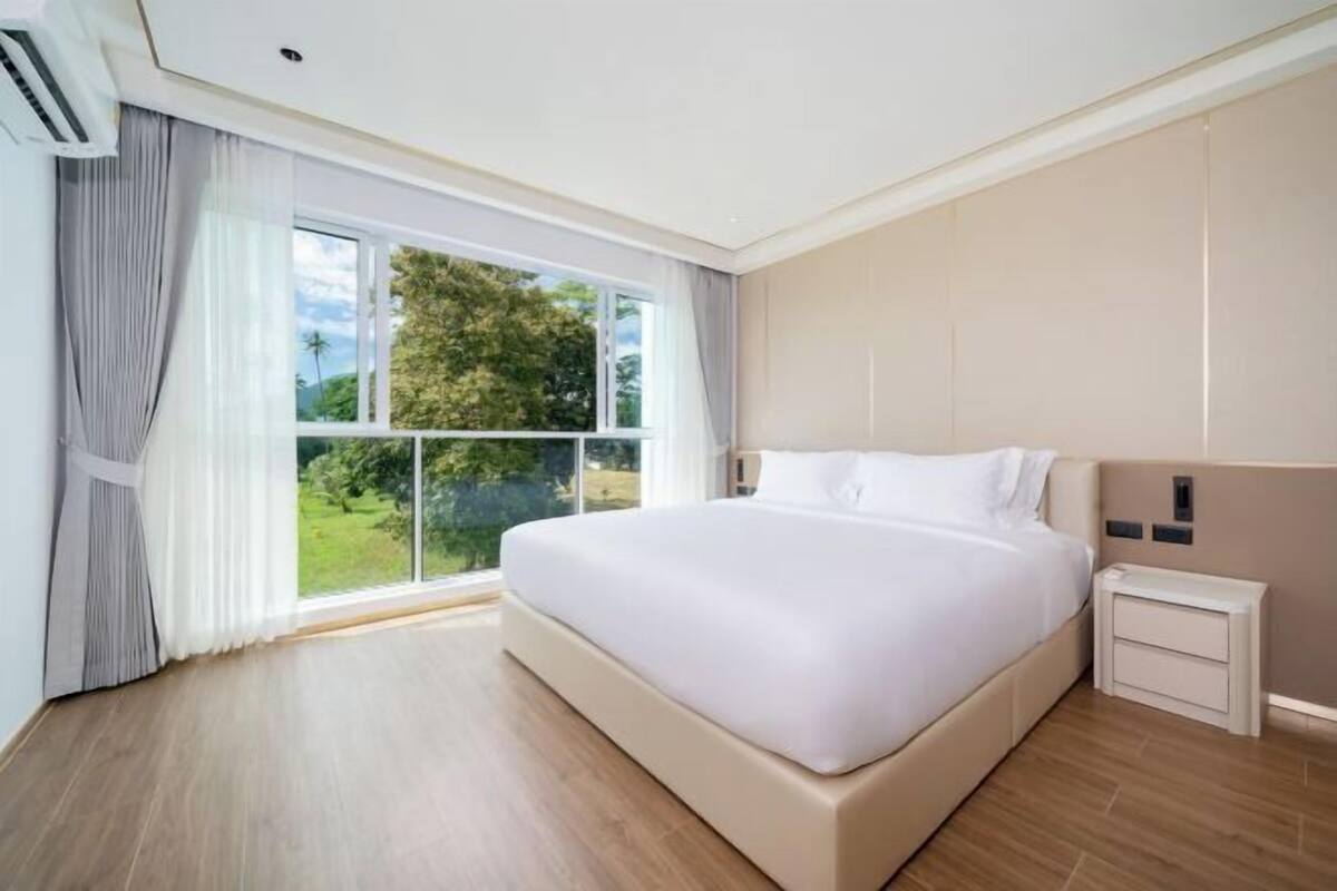 2 bedrooms, premium bedding, desk, soundproofing