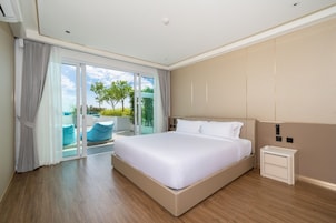 Suite presidencial, 2 habitaciones, balcón, vistas al mar | Ropa de cama de alta calidad, escritorio, sistema de insonorización