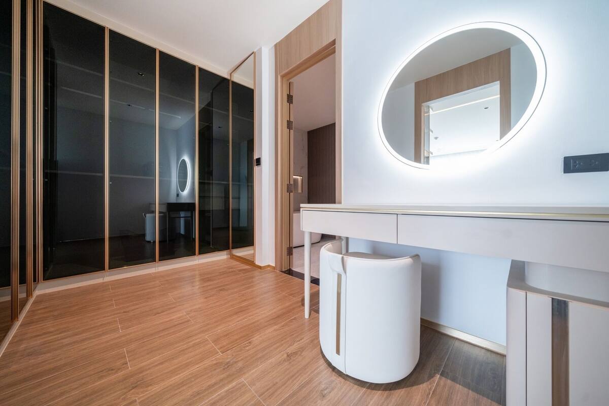 Ein modernes Badezimmer mit Waschtisch, Spiegel und Toilette.