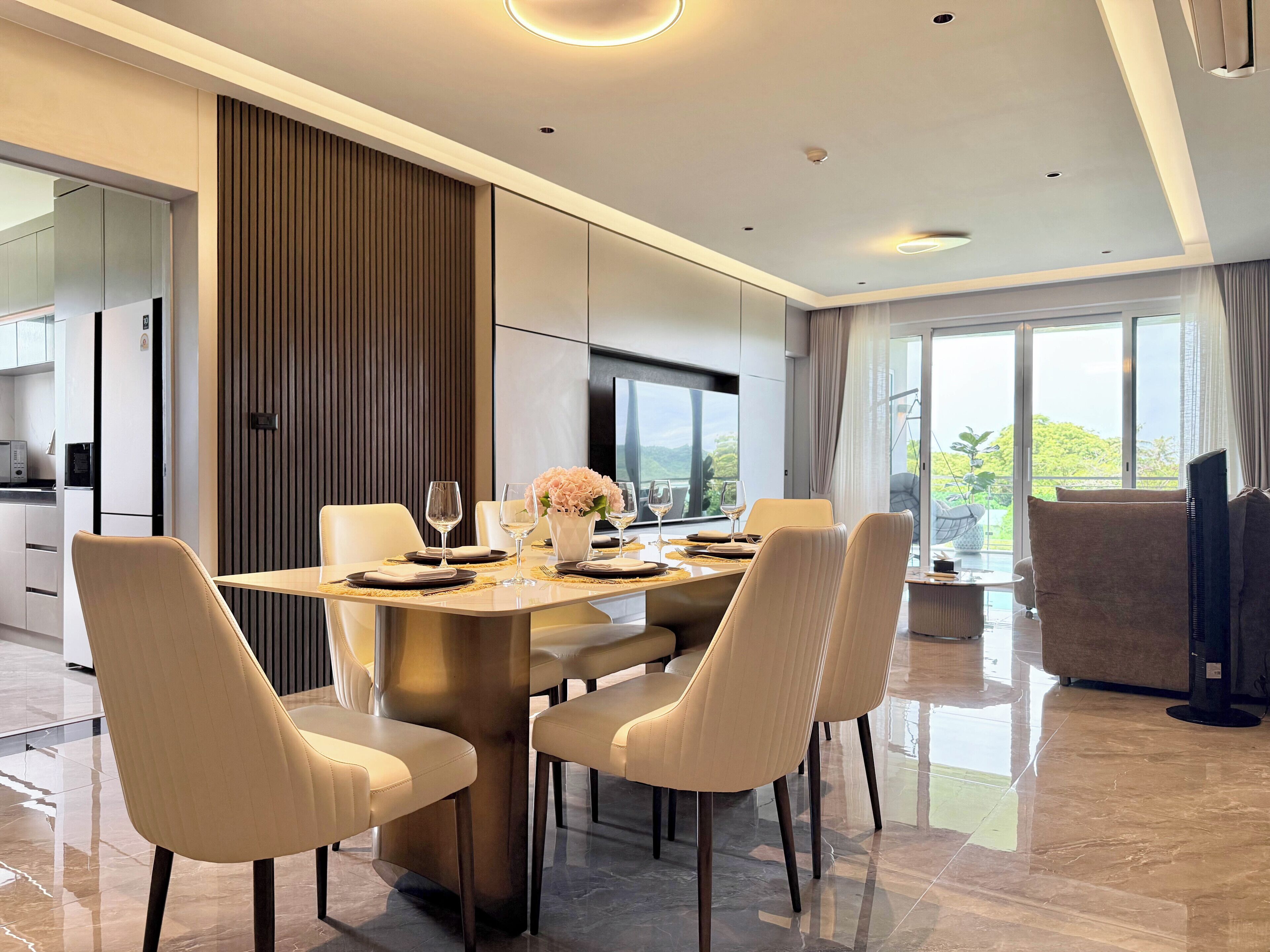 Una cocina moderna con comedor, ventanas amplias y vista a zonas verdes.