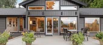 Perch - Cozy Vino Valley Vista Home with views & parking