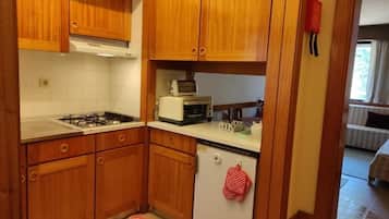 Geladeira, micro-ondas, cafeteira/chaleira, torradeira