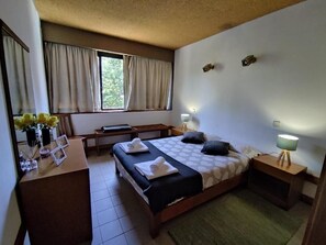 2 bedrooms, internet, bed sheets